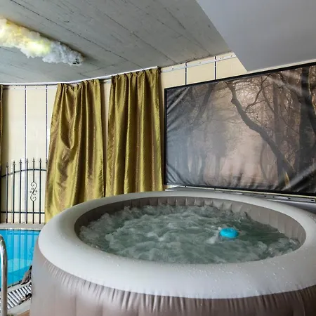 Unique With Private Pool, Cinema, דירה *