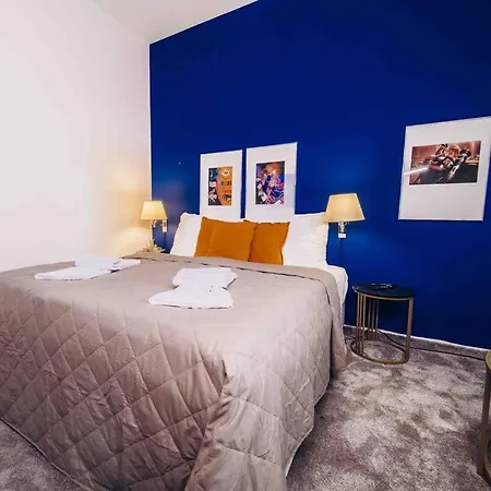 Unique With Private Pool, Cinema, * פראג