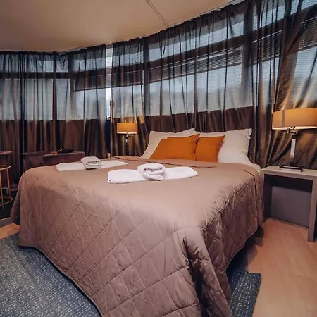 아파트 Unique With Private Pool, Cinema, *